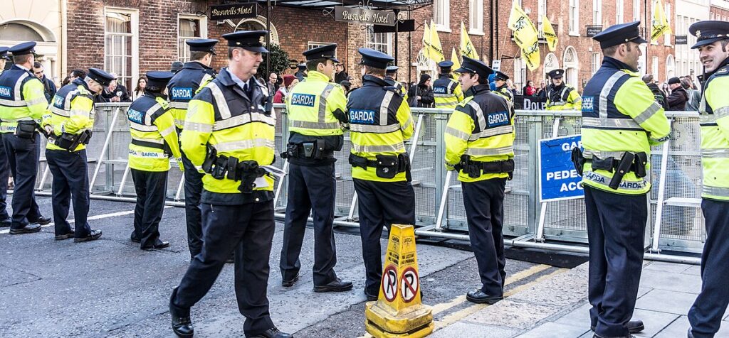 Irlanda: Motim anti-imigrantes em Dublin causa conflito com a polícia